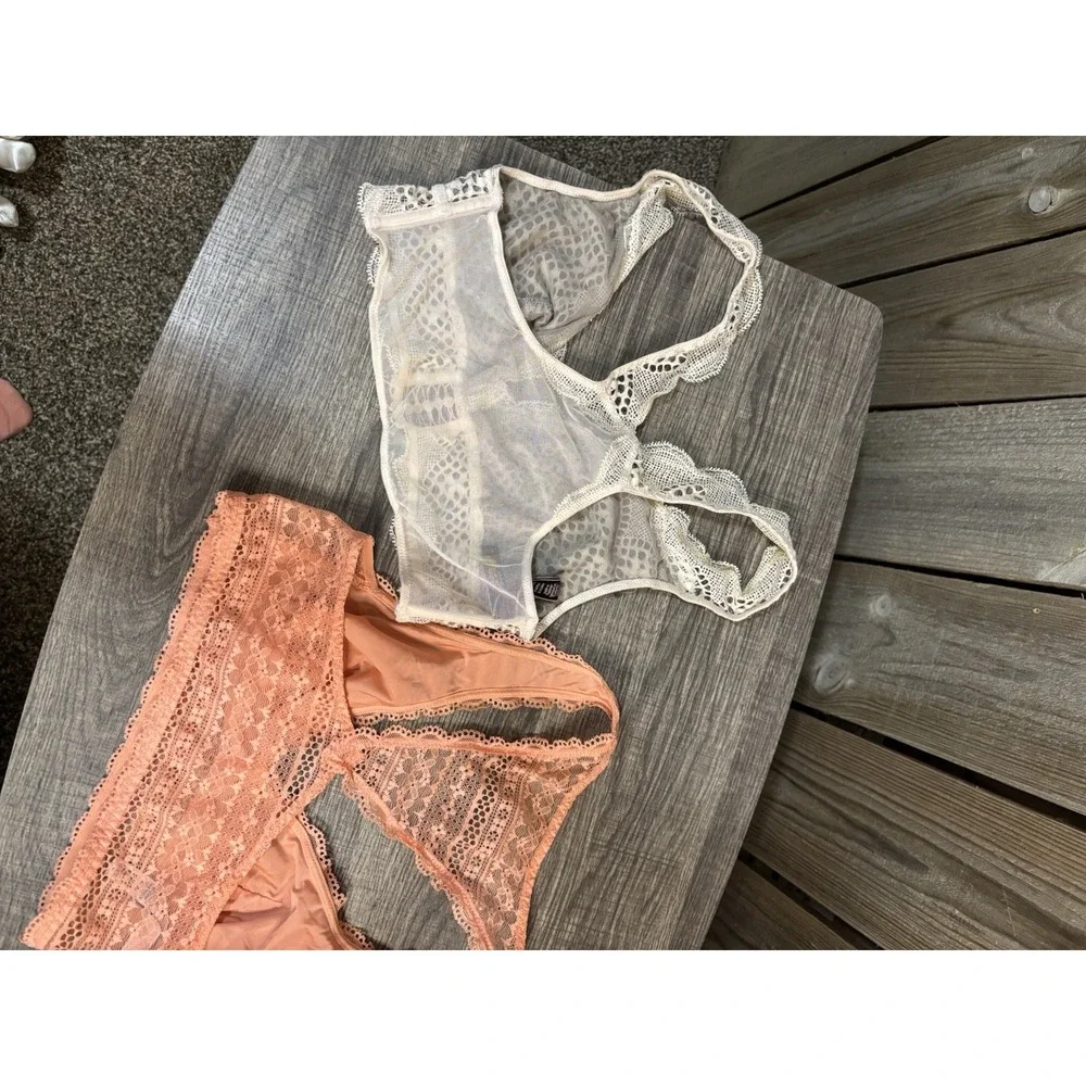 Lot of 2 Victoria's Secret Lace Bralettes XS‎ Wireless Unlined Cream Peach